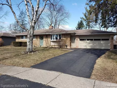 3898 Breaker St E, Waterford, MI 48329
