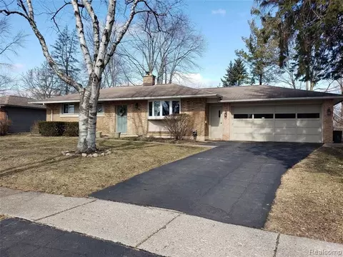 3898 Breaker St E, Waterford, MI 48329