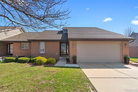 45800 Meadows Cir W, Macomb, MI 48044
