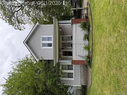 35 Grove Park St, Mount Clemens, MI 48043
