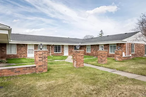 32752 Meadowbrook Ln, Warren, MI 48093