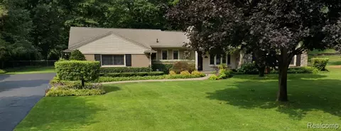 6880 Oakhills Dr, Bloomfield Hills, MI 48301