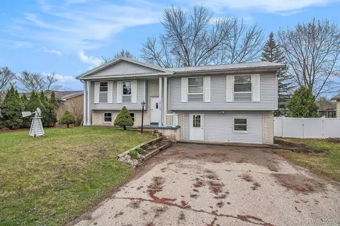 14112 North Rd, Fenton, MI 48430