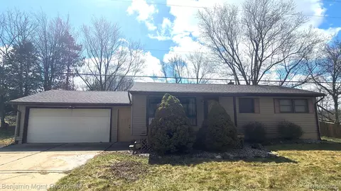 9416 Hogan Rd, Tyrone, MI 48430
