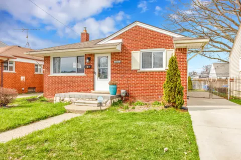 22817 Lake Dr, Saint Clair Shores, MI 48082