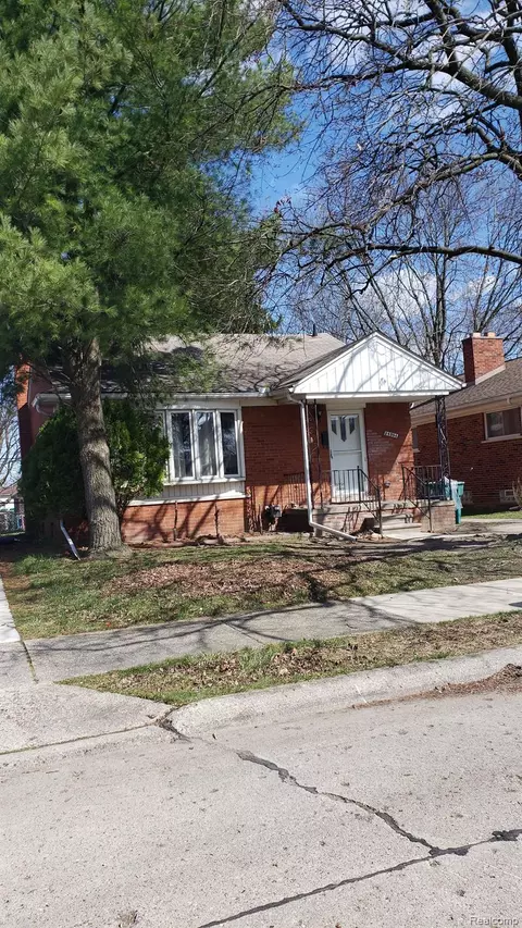 24304 Rosebud St, Eastpointe, MI 48021