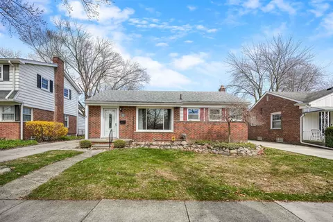 22641 Edgewood St, Saint Clair Shores, MI 48080