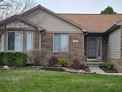 52913 Cross Creek Dr, Chesterfield, MI 48047