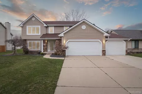 925 Donnalee Dr, Monroe, MI 48162