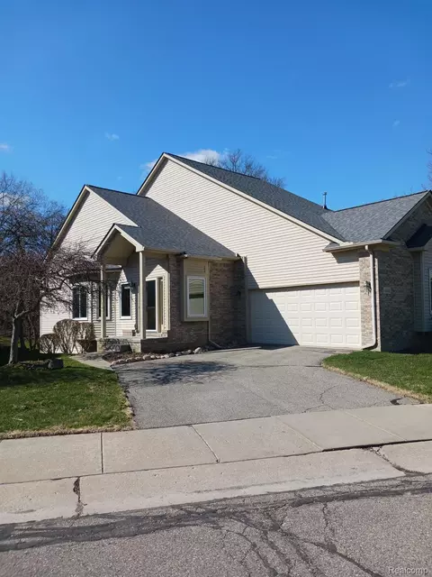 644 Mill Pointe Dr, Milford, MI 48381