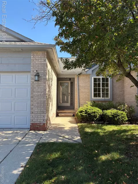 17763 Covey Crt Ct, Brownstown, MI 48193
