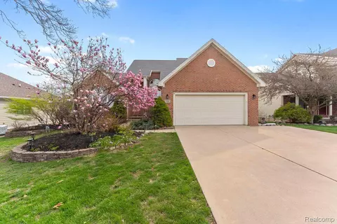 348 Pembroke Dr, Saline, MI 48176