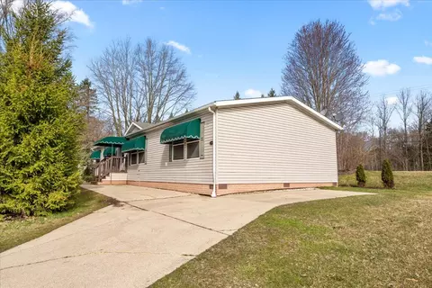 11018 Woodland Rdg, Green Oak, MI 48178