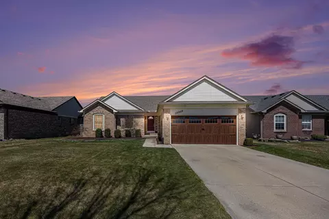 32039 Shadywood Dr, Chesterfield, MI 48047