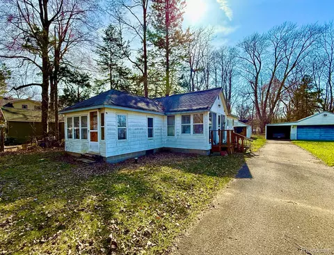 1874 Portlock Ave, Commerce, MI 48382