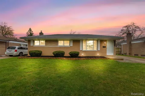 32438 Wareham Dr, Warren, MI 48092