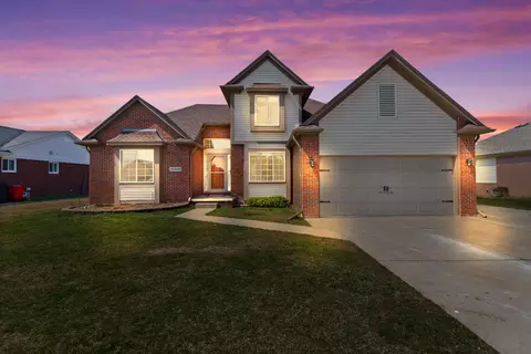 52449 Robins Nest Dr, Chesterfield, MI 48047