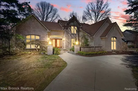 6362 Charles Dr, West Bloomfield, MI 48322