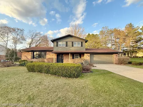 9080 Saddle Horn Dr, Flushing, MI 48433