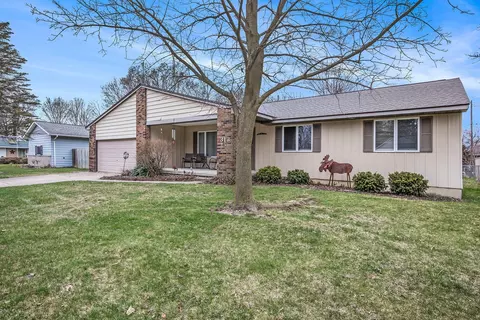 313 Cedarwood Dr, Flushing, MI 48433