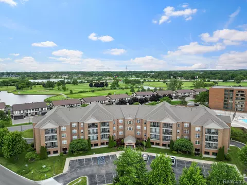 2212 Country Club Dr, Saint Clair Shores, MI 48082