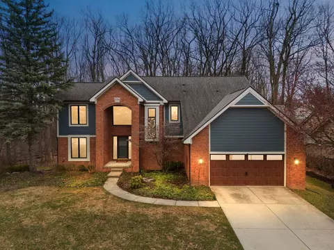 30546 Knighton Dr, Farmington Hills, MI 48331
