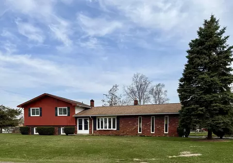 60820 Lillian St, Lyon, MI 48178
