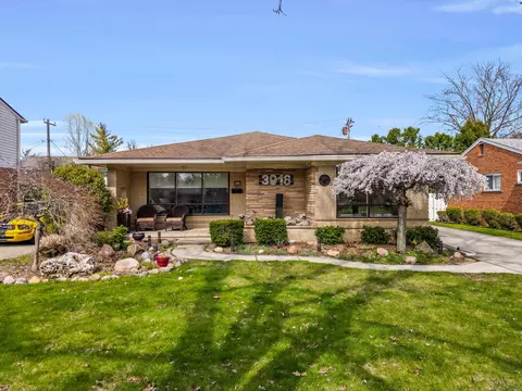 3918 Auburn Dr, Royal Oak, MI 48073