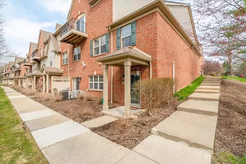 39492 Rockcrest Ln, Northville, MI 48168