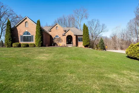 2101 Crested Butte Dr, White Lake, MI 48383