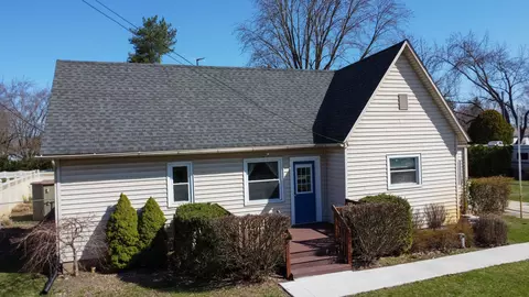 9180 Cooley Lake Rd, White Lake, MI 48386