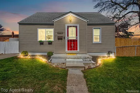 22901 Pleasant St, Saint Clair Shores, MI 48080