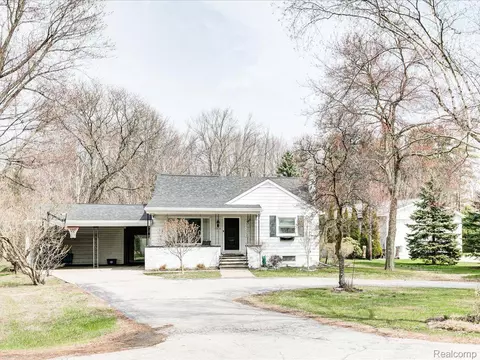4316 Pine Grove Ave, Fort Gratiot, MI 48059