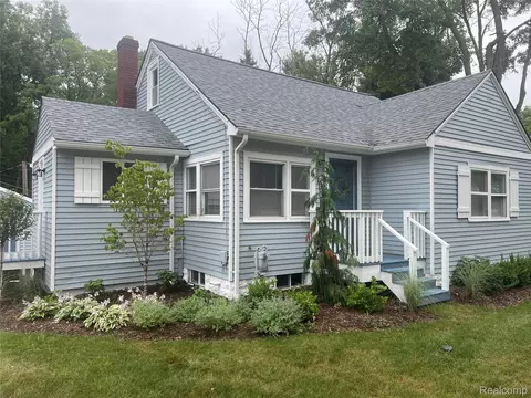1284 Rochester Rd, Addison, MI 48367