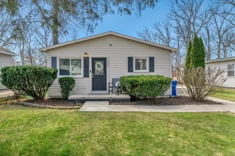 6823 Saline Dr, Waterford, MI 48329