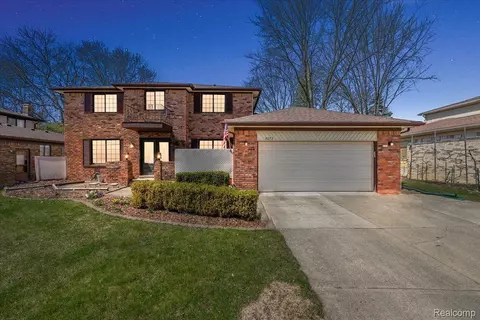 5277 Orchard Crest Dr, Troy, MI 48085