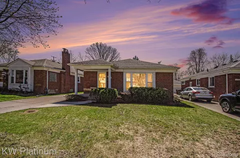 1855 Prestwick Rd, Grosse Pointe Woods, MI 48236