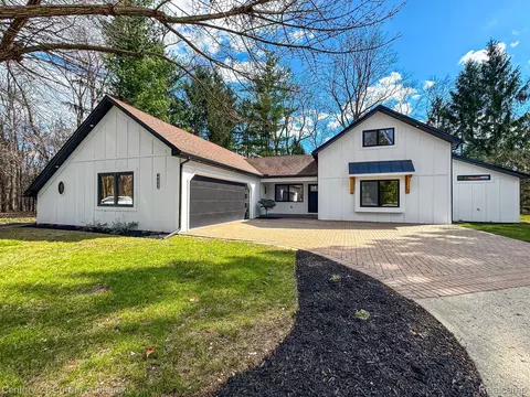 4421 W Maple Rd, Bloomfield Hills, MI 48301