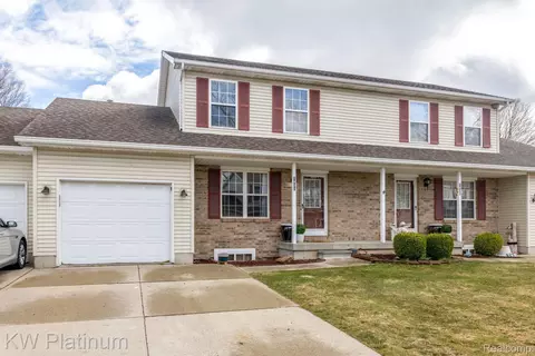 1421 Whispering Woods Ln, Marysville, MI 48040