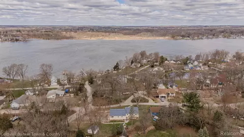 11685 Highridge Dr, Pinckney, MI 48169