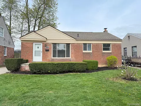 26261 Barbara St, Roseville, MI 48066