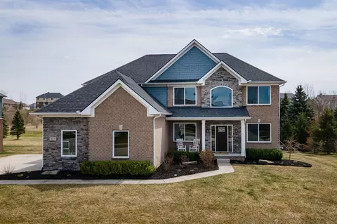 527 Southshore Dr, Oxford, MI 48371