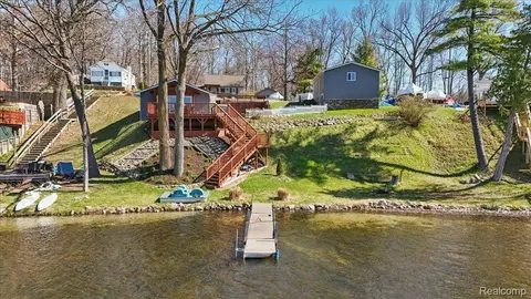 1131 Lakeshore Dr, Deerfield, MI 48421