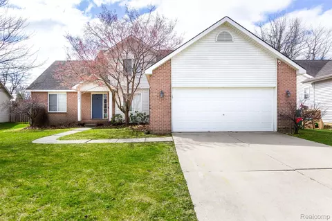 1041 Tartan Ln, Commerce, MI 48390