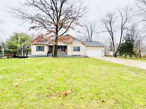 562 Half Acre Dr, Milford, MI 48380