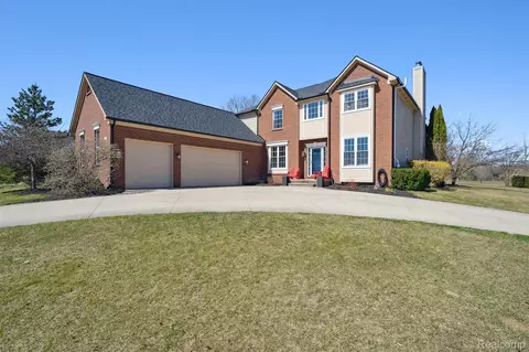 707 Bay Pointe Dr, Oxford, MI 48371