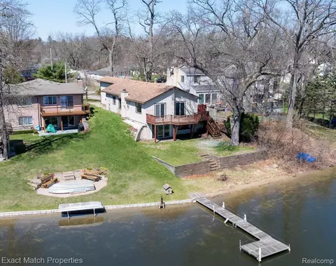 925 Mallock Rd, White Lake, MI 48386