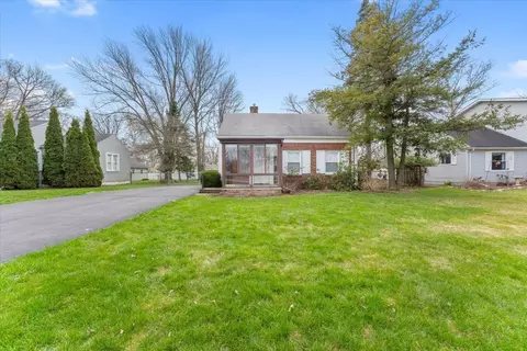 9249 Whitall Ln, Grosse Ile, MI 48138