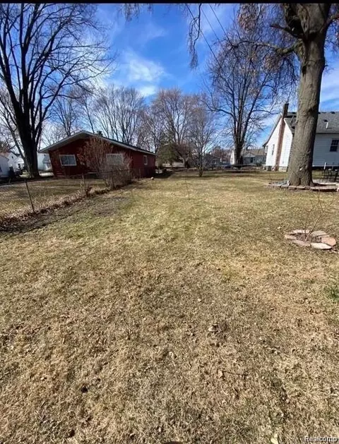 27396 Brettonwoods St, Madison Heights, MI 48071
