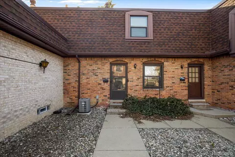 5055 Crooks Rd #17, Royal Oak, MI 48073